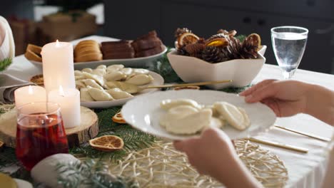 mujer comiendo dumplings en la víspera de navidad