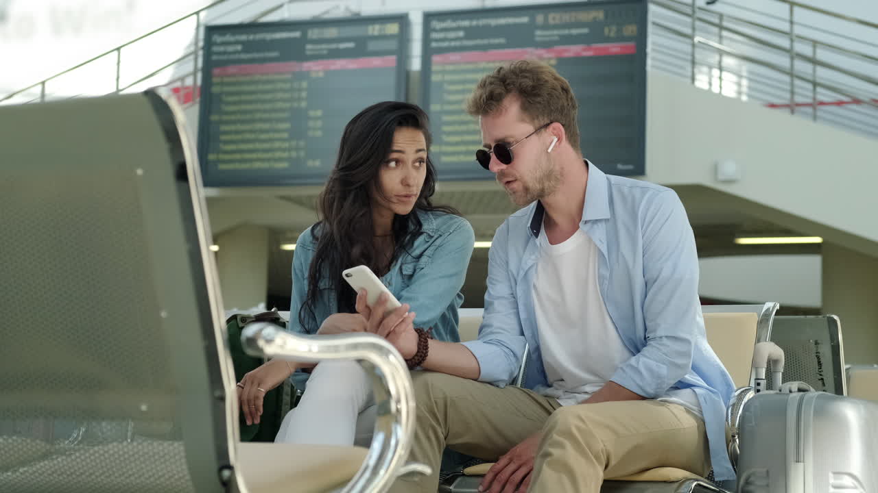 pareja esperando en el aeropuerto