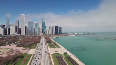 Vista-Aérea-De-La-Orilla-Del-Lago-De-Chicago,-4k