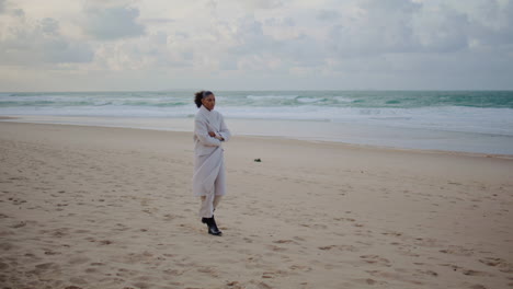 Mujer-Triste-Va-A-La-Playa-Del-Océano-En-Un-Frío-Día-De-Invierno.-Turista-Solitario-Y-Pensativo-Mira-Las-Olas