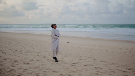 la mujer triste va a la playa del océano en un frío día de invierno.