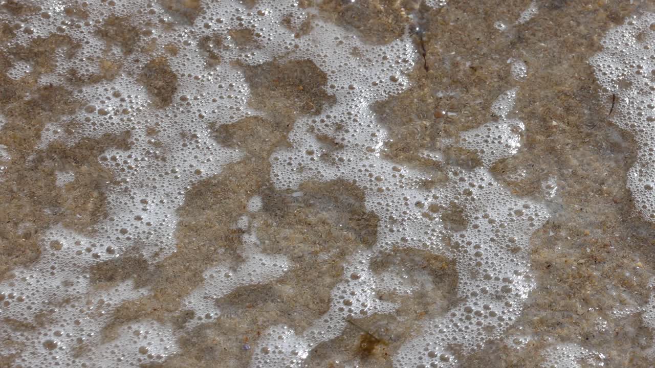 las olas se lavan suavemente sobre la playa de arena