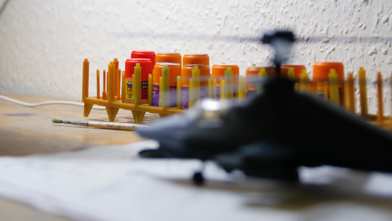 kit de modelo de helicóptero negro y planos de diseño