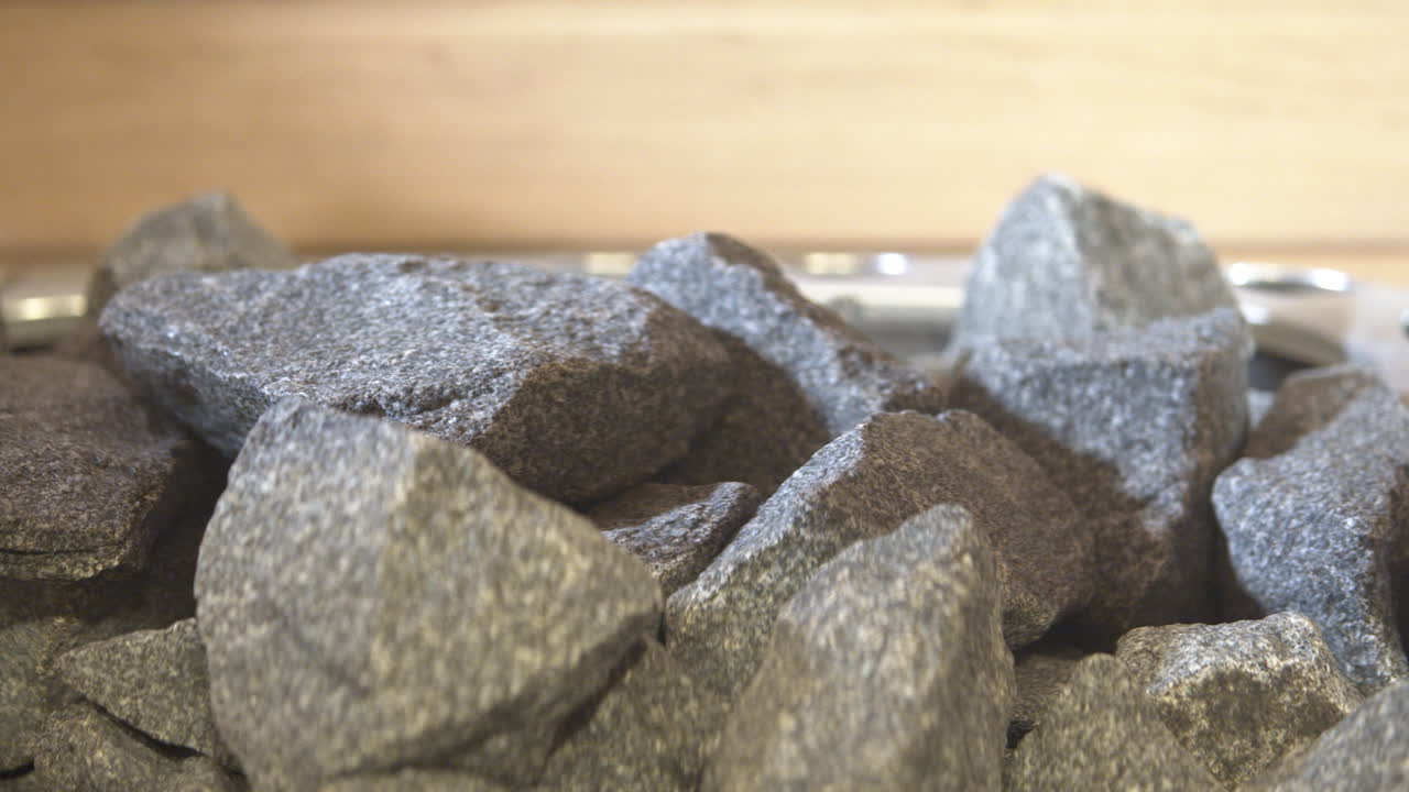 전기 히터에 회색 사우나 바위