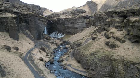 Erleben-Sie-Die-Atemberaubende-Schönheit-Des-Kvernufoss-Wasserfalls-Wie-Nie-Zuvor-In-Diesem-Beeindruckenden-Drohnen-Video