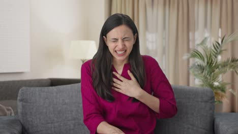 mujer india que tiene un ataque de asma