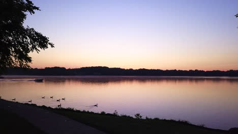 Vista-Aérea-Del-Amanecer-Sobre-El-Lago-De-Cañas-En-Michigan,-Estados-Unidos