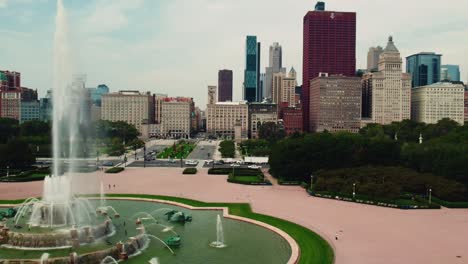 Chicago-scenary-while-Buckingham-Fountain-shooting-with-high-pressure-water-in-slow-motion