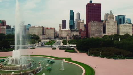 Chicago-Landschaft,-Während-Der-Buckingham-Brunnen-Mit-Hochdruckwasser-In-Zeitlupe-Schießt