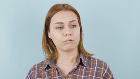 los ojos de la mujer infeliz están llenos y se siente mal.