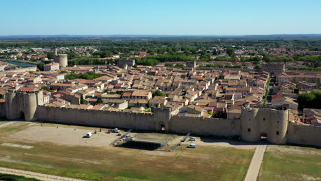 Die-Historische-Stadt-Aigues-mortes-In-Der-Camargue,-Frankreich-An-Einem-Sonnigen-Sommertag,-Die-Sich-Neben-Einem-Rosa-Salzsee-Befindet