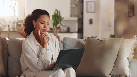 mujer trabajando desde casa en una computadora portátil