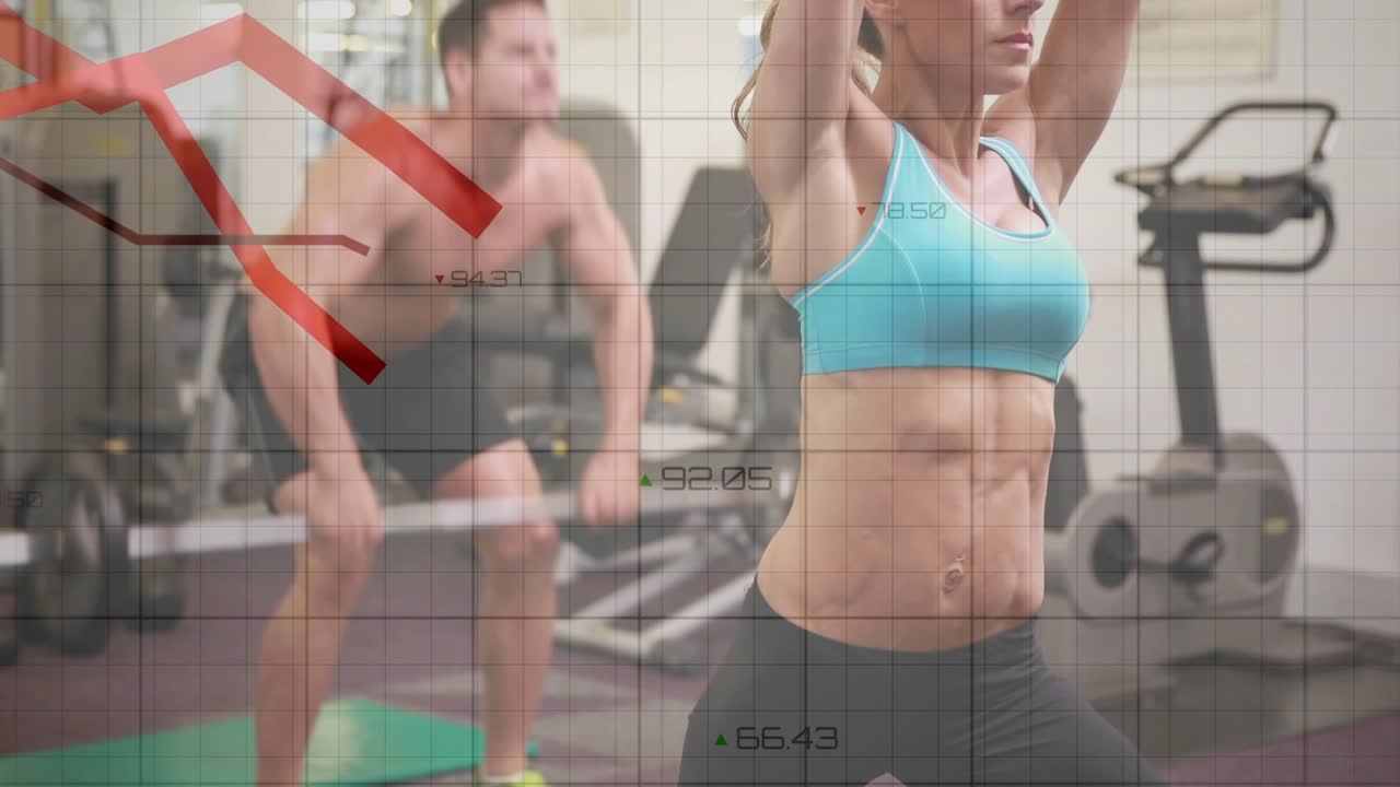 Dúo de gimnasio en cuclillas y luego levantando una barra y pesas por encima de la cabeza con un gráfico de métricas animándose.