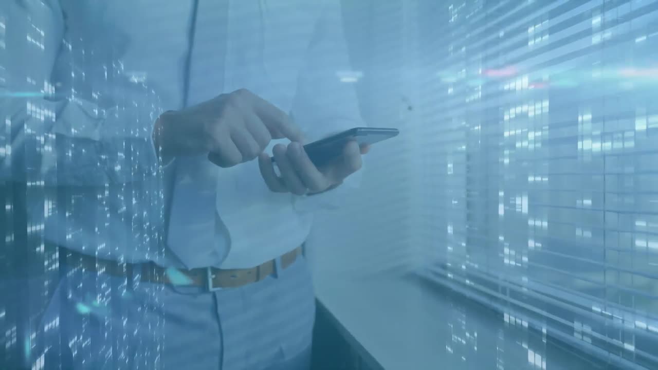 animación del alcance y el procesamiento de datos sobre el empresario caucásico que utiliza el teléfono inteligente.