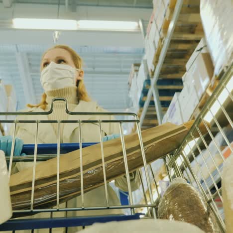 mujer comprando durante la cuarentena y la epidemia de coronavirus