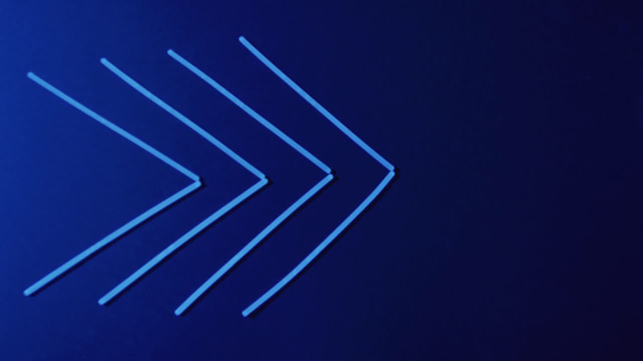 animación de palos de brillo de neón azul que forman flechas sobre fondo negro con espacio de copia