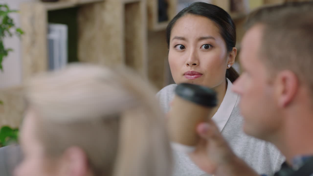 다민족 기업 팀 회의 아시아 사업가 여성 아이디어 공유 사무실 관리 프레젠테이션에서 스타트업 회사 마케팅 전략에 대해 논의