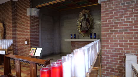 Detalles-Interiores-De-La-Iglesia-Católica-Del-Divino-Niño-Jesús-En-Westchester,-Illinois,-Ee.uu.