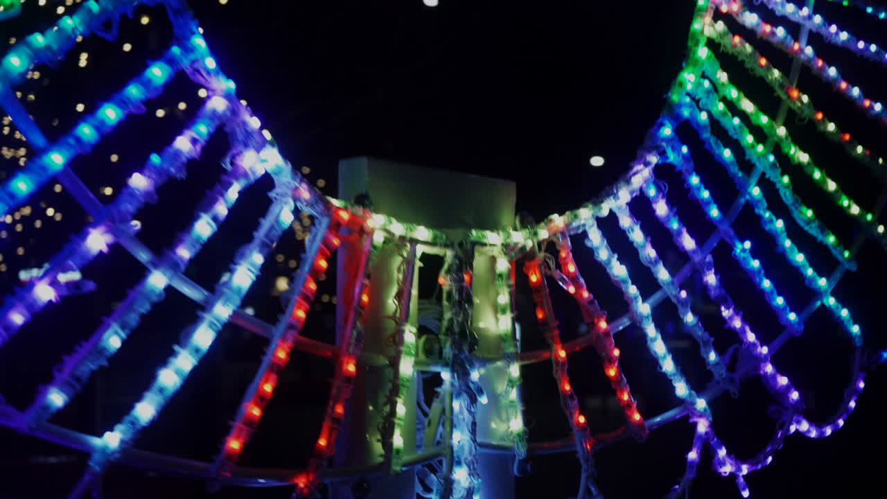 espectáculo de luz - alas de ángel caminan alrededor de 2