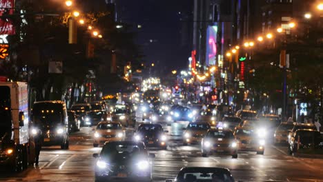 calle de la ciudad ocupada por la noche