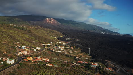 drone aéreo disparado sobre el volcán en erupción de tajogaite en la isla de la palma, islas canarias, españa. alta vista del cráter y el paisaje volcánico de atrás. terreno devastado de la lava.
