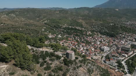 toma aérea del mirador sobre la ciudad de berat con edificios antiguos debajo