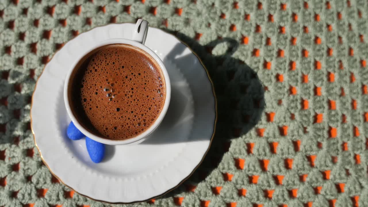 taza de café en la mesa