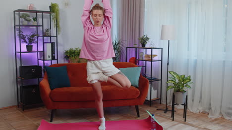 mujer joven haciendo yoga ejercicios de estiramiento en colchoneta, ejercicio, quemar calorías de grasa, entrenamiento en casa