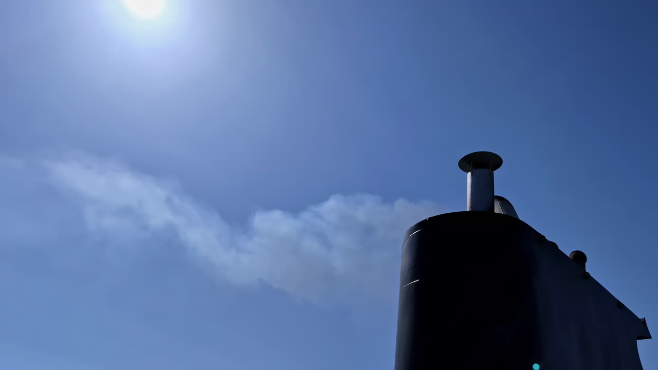 페리 보트의 배기가스 - 파란색, 빛 하늘에 대비하여 고립 된 가까운