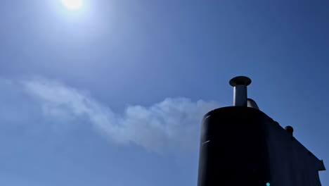 escape de un ferry - aislado de cerca contra un cielo azul y soleado