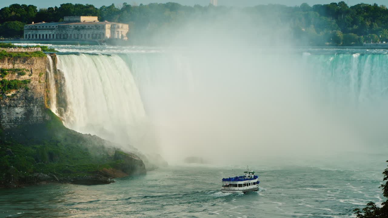 관광객을 태운 배가 장엄한 나이아가라 폭포 4k 비디오에서 호스슈 폭포로 수영합니다.
