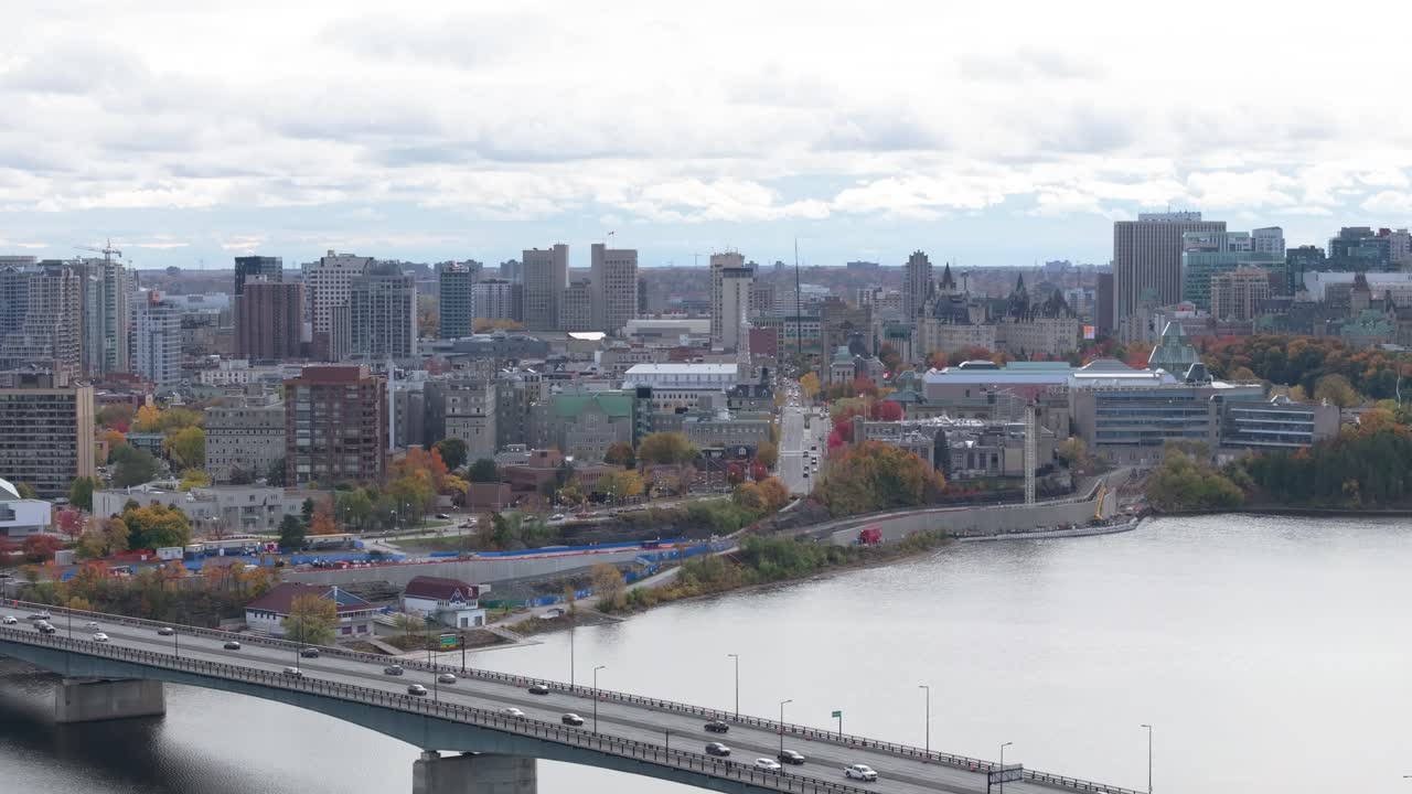 Splendida vista aerea dello skyline di Ottawa, Parliament Hill e Alexandra Bridge circondati da un colorato fogliame autunnale
