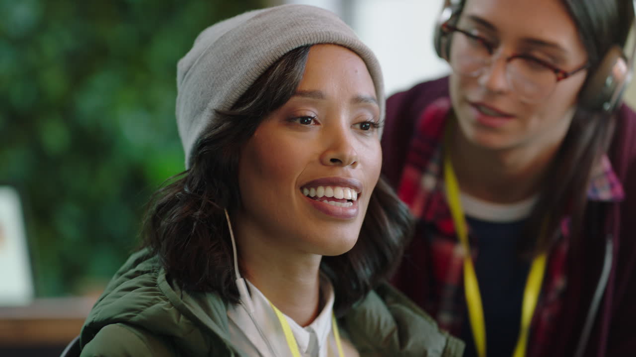 일하는 젊은 사업가 caucasian 팀 리더 여성 훈련 인턴 토론 프로젝트 관리자 화면 공유 지원을 지적 현대 사무실에서 팀워크 커뮤니케이션을 즐기고