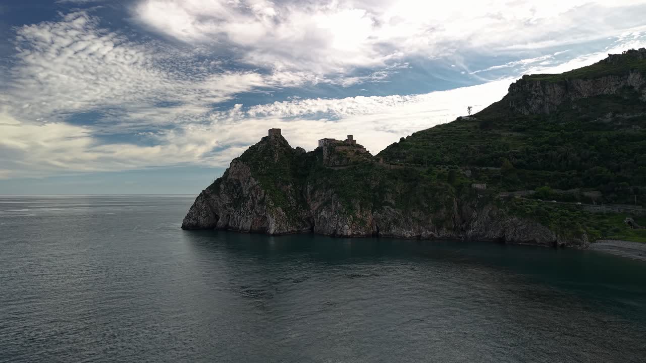 Vista aerea delle scogliere costiere di Sant'Alessio e del Mar Mediterraneo in Sicilia, Italia