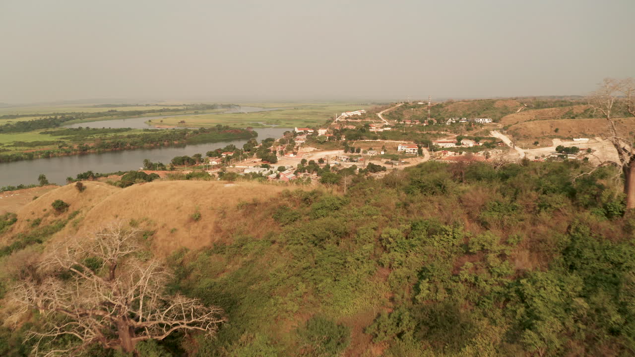 enfoque pequeño pueblo, muxima, lugar de culto religioso, angola