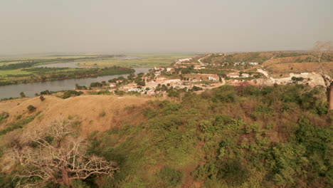 Enfoque-Pequeño-Pueblo,-Muxima,-Lugar-De-Culto-Religioso,-Angola