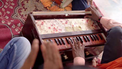 Ein-Mann-Spielt-Harmonium-Im-Tempel