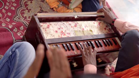 un hombre tocando el armonio en el templo