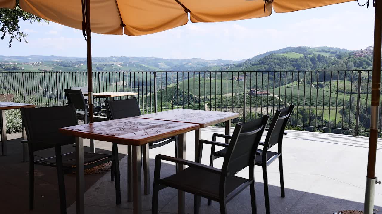 asientos al aire libre con impresionante vista del campo italiano