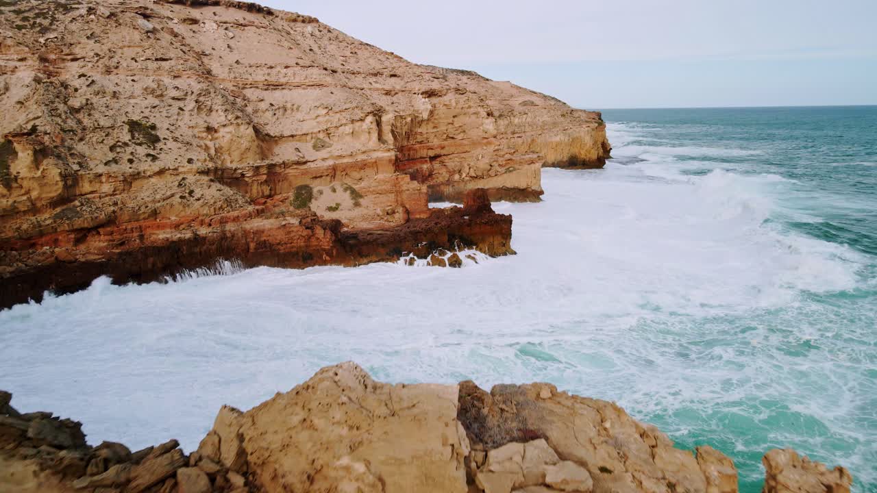 la costa de la península de wild eyre con poderosas olas oceánicas cerca de elliston, australia del sur