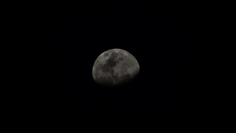 Abnehmender-Halbmond,-Der-In-Einem-Dunklen-Himmel-Aufsteigt,-Mit-Vorbeiziehenden-Wolkenfetzen