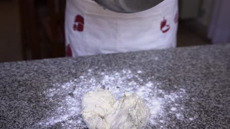 pastelero sacando ingredientes de masa mezclada del tazón listos para amasar
