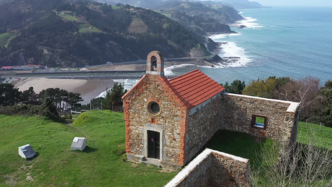 vista aérea de drones de una ermita junto al mar cantábrico en deba en el país vasco