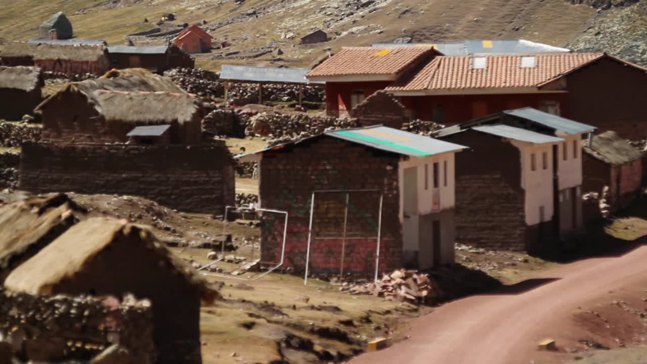 트럭이 마을을 빠르게 운전합니다.