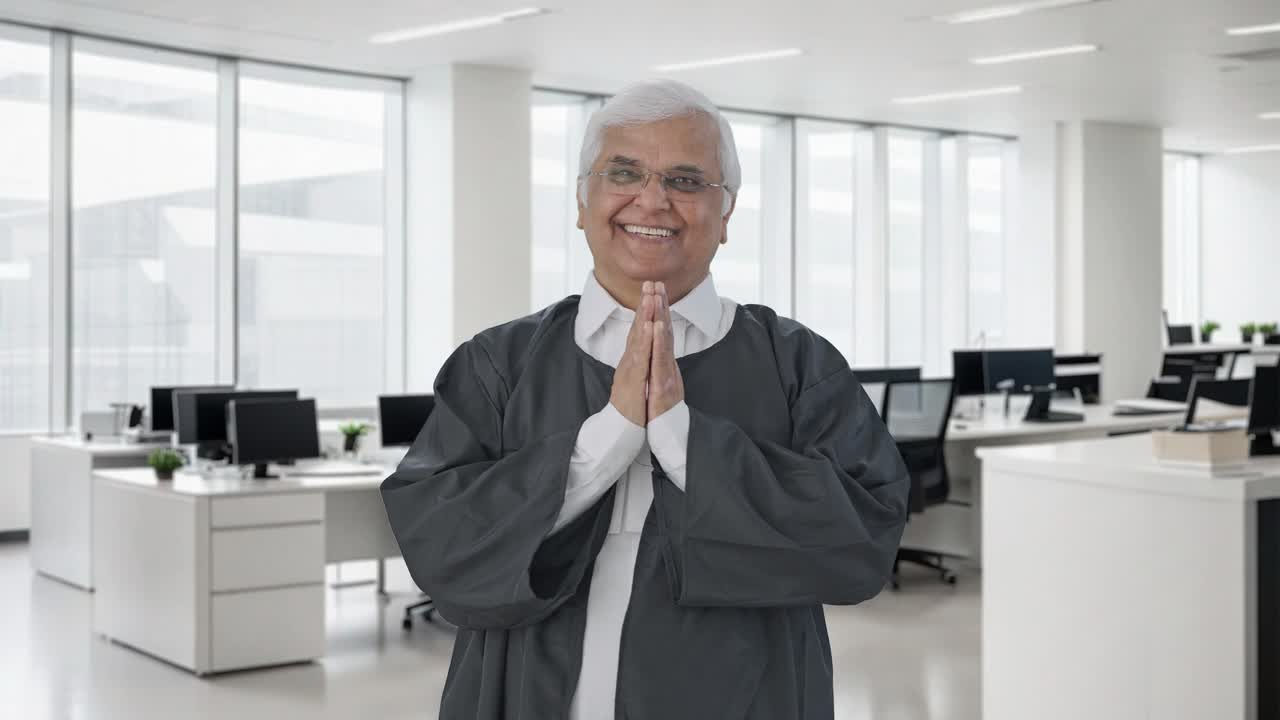 feliz abogado senior indio saludando y haciendo namaste