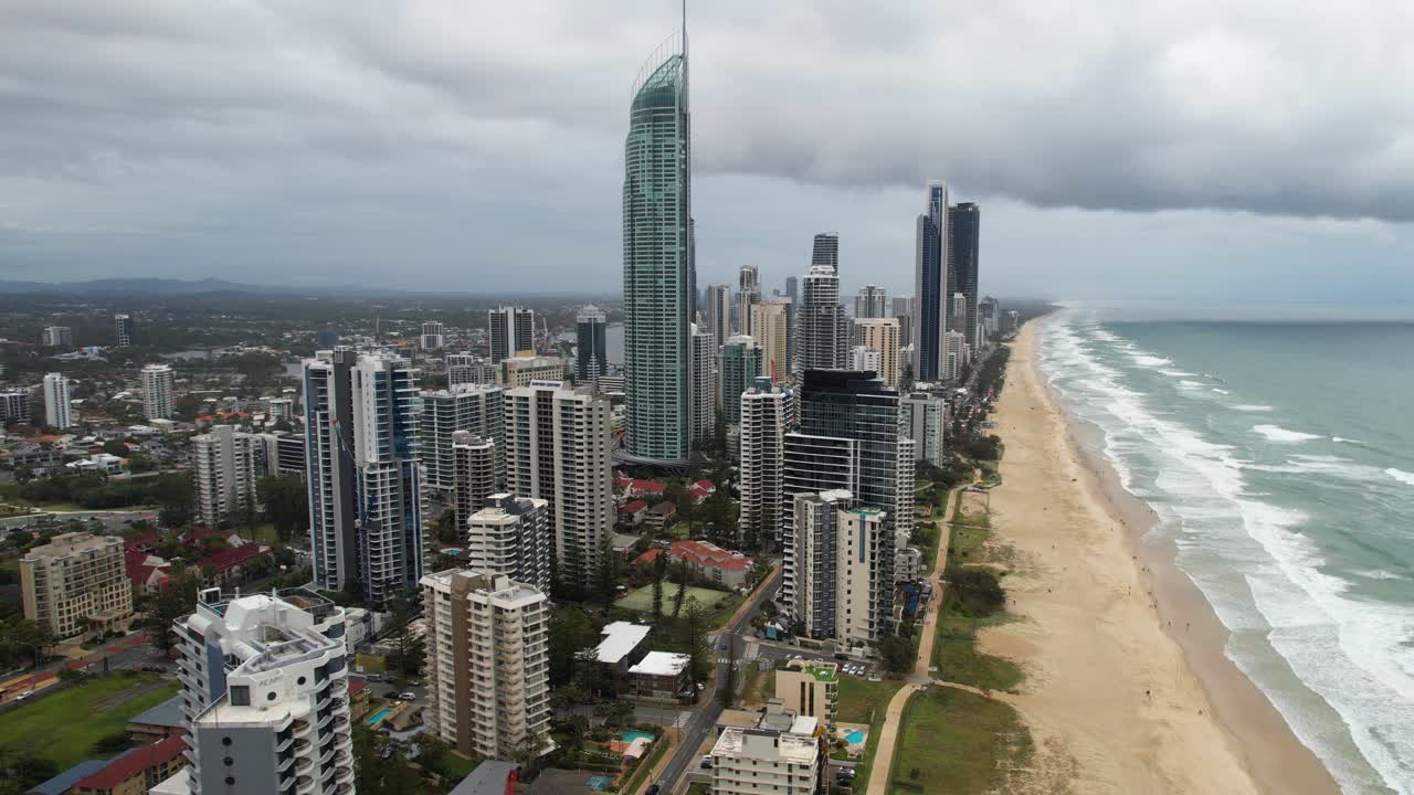 골드 코스트 (gold coast) 와 서퍼 파라다이스 비치 (surfers paradise beach) 와 해변 타워 (beachfront towers) 의 공중 풍경, 즐랜드, 오스트레일리아