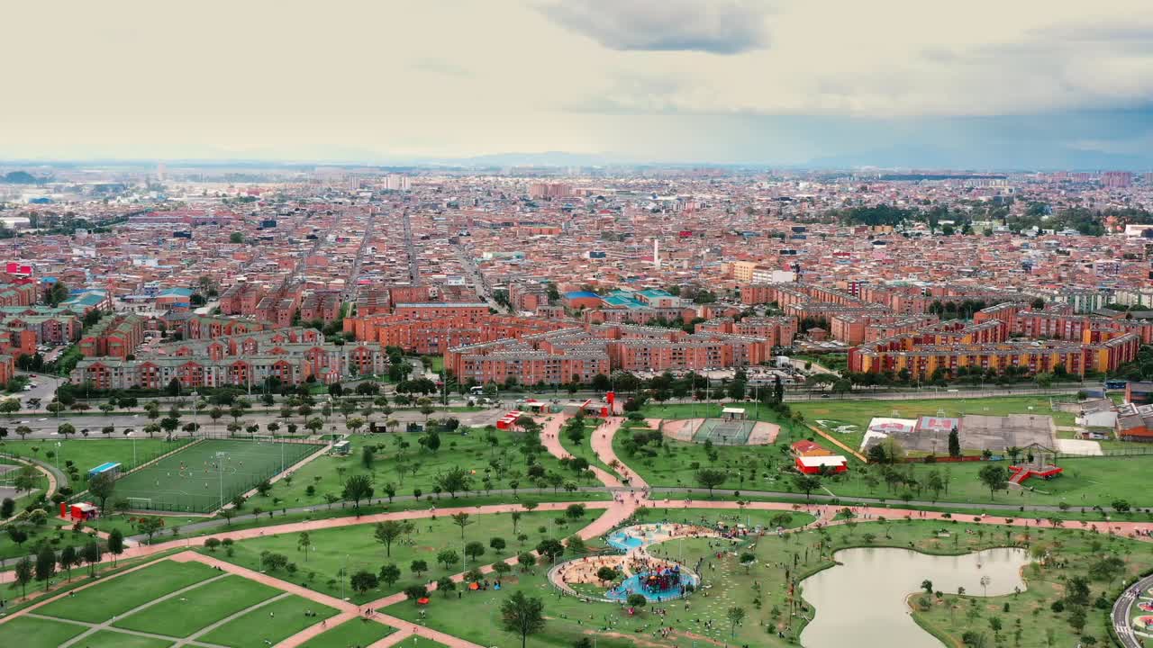 안데스 산맥을 배경으로 보고타 산타마리아의 화창한 날