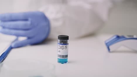 video que muestra una cura para el coronavirus en una ampolla