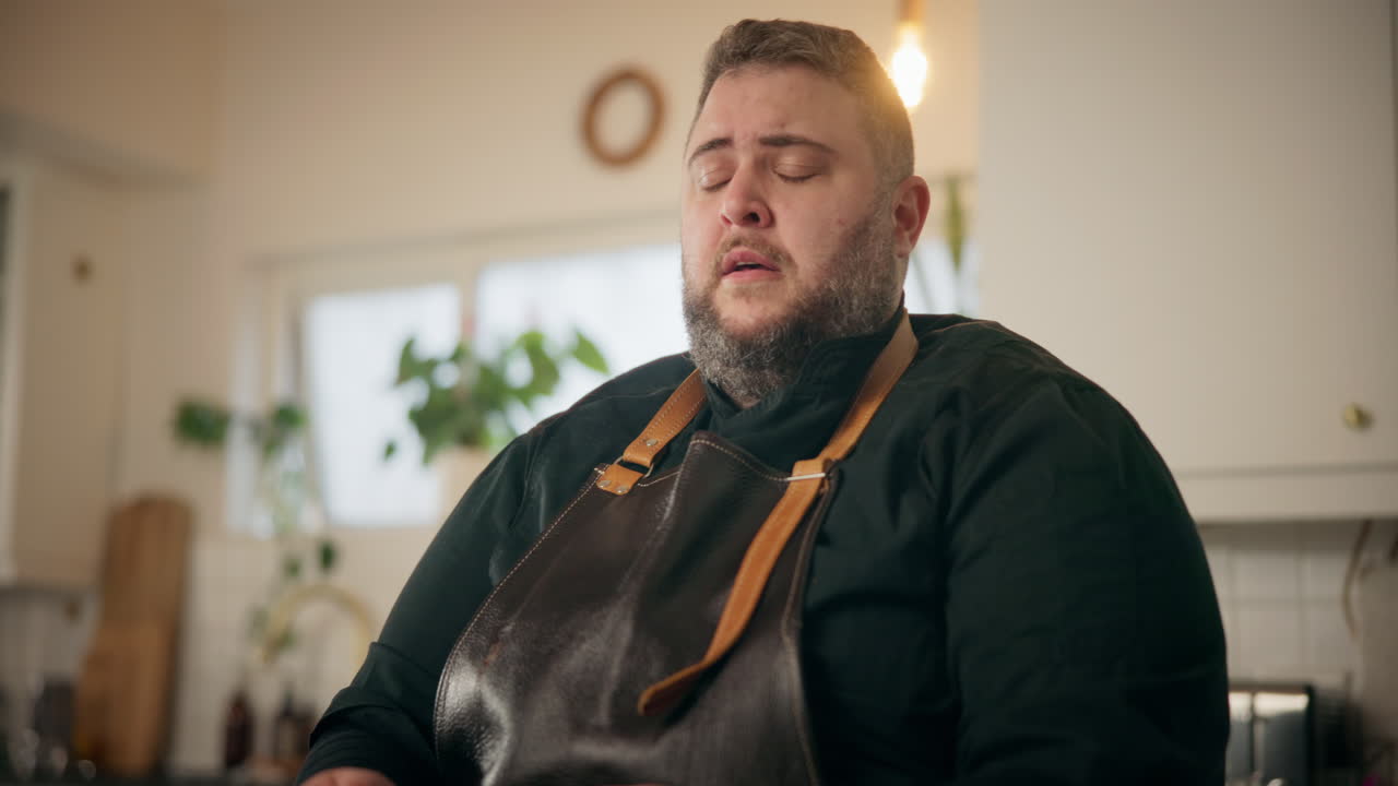 hombre estornudando en la cocina