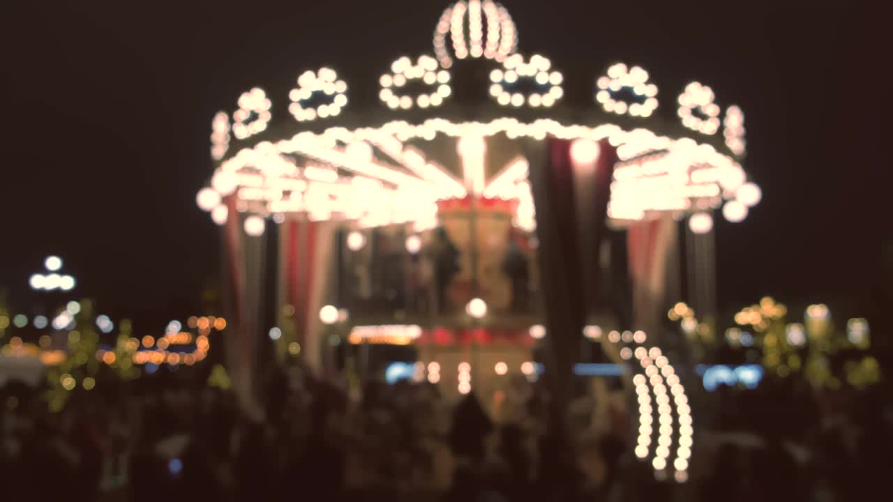 크리스마스 박람회에서 메리-고-라운드.